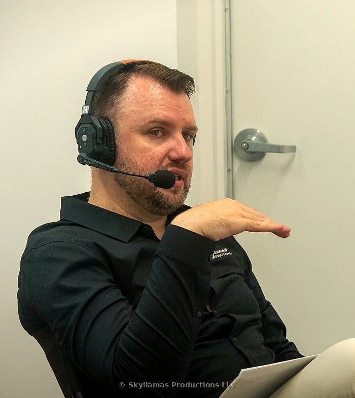 Slawomir Roszak producing on set